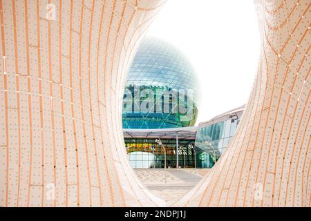 Skulpturenbau Minima Maxima, nur-Alem Sphere EXPO 2017 Ausstellungsbereich. Blick auf das Museum durch Straßeninstallation. Astana, Kasachstan - 10,2 Stockfoto