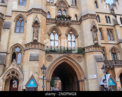 Kunstvoll verzierte gotische Fassade über dem Eingang zum Dean's Yard hinter Westminster Abbey in London Stockfoto