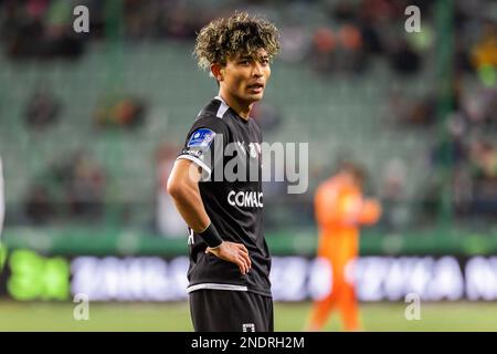 Warschau, Polen. 12. Februar 2023. Takuto Oshima aus Cracovia schaut beim polnischen PKO Ekstraklasa League Match zwischen Legia Warszawa und Cracovia im Marschall Jozef Pilsudski Legia Warsaw Municipal Stadium zu. Endstand: Legia Warszawa 2:2 Cracovia. Kredit: SOPA Images Limited/Alamy Live News Stockfoto