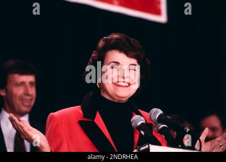 Dianne Feinstein (1933–2023) spricht in der Wahlnacht in einem Ballsaal im Fairmont Hotel in San Francisco mit Unterstützern. Feinstein verlor die Gouverneurswahlen 1990 in Kalifornien, wurde aber 1992 als erste Senatorin gewählt, die den US-Bundesstaat Kalifornien repräsentierte und war zum Zeitpunkt ihres Todes im September die am längsten berufene Senatorin in der Geschichte der USA. Foto: 11.06.1990. Stockfoto