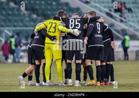 Warschau, Polen. 12. Februar 2023. Die Schauspieler von Cracovia, die während des Spiels der polnischen PKO Ekstraklasa League zwischen Legia Warszawa und Cracovia im Marschall Jozef Pilsudski Legia Warsaw Municipal Stadium gesehen wurden. Endstand: Legia Warszawa 2:2 Cracovia. Kredit: SOPA Images Limited/Alamy Live News Stockfoto