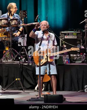 Hollywood, Usa. 15. Februar 2023. Jimmy Buffett & The Coral Reefer Band während der Second Wind Tour 2023 tritt am Mittwoch, den 15. Februar 2023 auf der Bühne des Hard Rock Live im Seminole Hotel and Casino Hollywood in Hollywood, Florida auf. Foto: Gary i Rothstein/UPI Credit: UPI/Alamy Live News Stockfoto