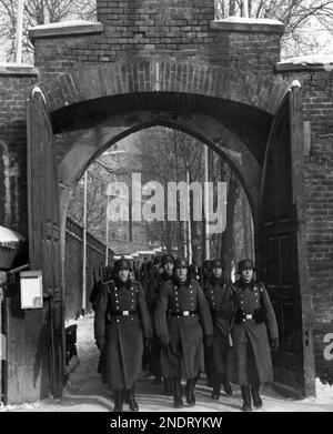 Soldaten des 10. SS-Totenkopf-Regiments während des Wachwechsels am Königlichen Schloss in Krakau. Stockfoto