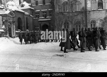 Soldaten des 10. SS-Totenkopf-Regiments während des Wachwechsels am Königlichen Schloss in Krakau. Stockfoto