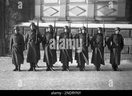 Soldaten des 10. SS-Totenkopf-Regiments während des Wachwechsels am Königlichen Schloss in Krakau. Stockfoto