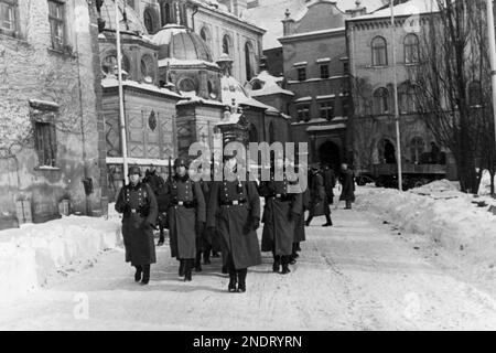 Soldaten des 10. SS-Totenkopf-Regiments während des Wachwechsels am Königlichen Schloss in Krakau. Stockfoto