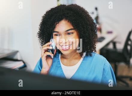 Anruf, glücklich und Krankenschwester im Krankenhaus, die an einem Computer für medizinische Berichte arbeitet. Gesundheitswesen, Technologie und professionelle afrikanische Frau Stockfoto