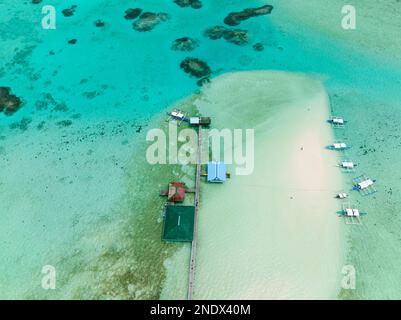 Luftdrohne von Atoll mit tropischer Insel und Strand. Onok Island, Balabac, Philippinen. Stockfoto