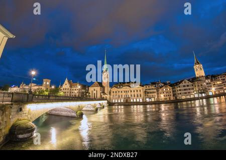 Zürich Schweiz, nächtliche Skyline der Stadt an der Fraumünster Kirche und der Münsterbrücke Stockfoto