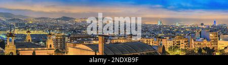 Barcelona Spanien, Panoramablick über die Skyline der Stadt bei Nacht im Stadtzentrum Stockfoto