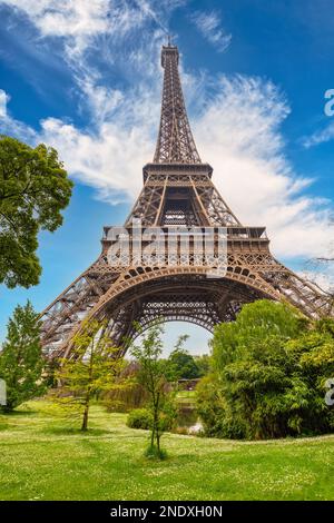 Paris Frankreich, Skyline der Stadt am Eiffelturm und Garten im Frühling Stockfoto