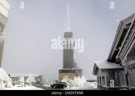 Schneebedeckter Aussichtsturm des Feldberg-Taunus-Senders bei Frankfurt, großer Feldberg, Deutschland Stockfoto