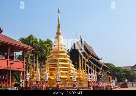 Wat Phan Tao, mit Teakholzhalle, in Chiang Mai, Thailand Stockfoto