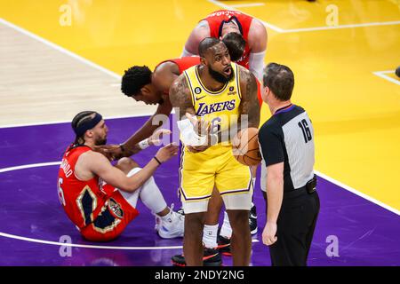 Los Angeles, Kalifornien, USA. 15. Februar 2023. Los Angeles Lakers Forward LeBron James (6) streitet während eines NBA-Basketballspiels am Mittwoch, den 15. Februar 2023 in Los Angeles mit dem Schiedsrichter. (Kreditbild: © Ringo Chiu/ZUMA Press Wire) NUR REDAKTIONELLE VERWENDUNG! Nicht für den kommerziellen GEBRAUCH! Stockfoto