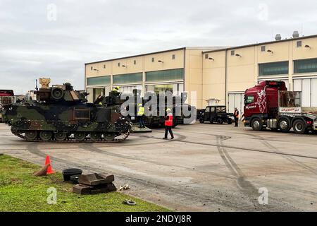 7. Februar 2023 - Mannheim, Baden-Württemberg, Deutschland - Arbeiter des Feldeinsatzbataillons Mannheims Coleman Army hat die Baustelle Aktien-2 in Mannheim, Deutschland, voreingestellt, bereiten Sie die Infanterie-Kampffahrzeuge M2A2 Bradley auf Bewegung vor. Die Bradleys werden benutzt, um ukrainische Streitkräfte darin auszubilden, wie sie operieren und warten. (Foto: Jason Todd) (Kreditbild: © USA Army/ZUMA Press Wire Service) NUR FÜR REDAKTIONELLE ZWECKE! Nicht für den kommerziellen GEBRAUCH! Stockfoto