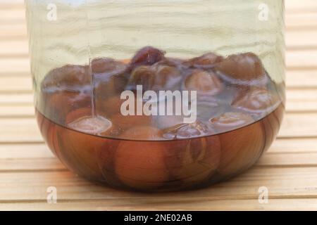 Genießen Sie jeden letzten Moment: Pflaumenkompott in einem fast leeren Glas Stockfoto