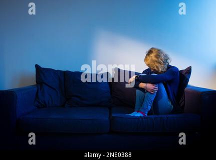 FOTO VON Einem MODELL Datei Foto von 09/03/2015 einer Frau mit Anzeichen von Depression. Die psychische Gesundheit des Landes ist wahrscheinlich die schlimmste, die es je gegeben hat - angesichts der Krise der Lebenshaltungskosten, nach der Covid-Pandemie und der globalen Instabilität, die die Menschen an den Rand drängt, hat der Chef einer großen Wohltätigkeitsorganisation gewarnt. Dr. Sarah Hughes, die im Januar geistige Vorstandsvorsitzende wurde, sagte, die Wohltätigkeitsorganisation sei wirklich besorgt über die Auswirkungen, die die Lebenshaltungskostenkrise auf die psychische Gesundheit der Menschen haben wird. Ausgabedatum: Donnerstag, 16. Februar 2023. Stockfoto