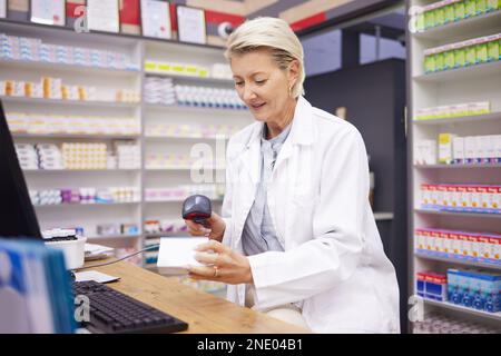 Apotheke, Lächeln und Frau scannt Medikamente an der Kasse für verschreibungspflichtige Medikamente. Gesundheitswesen, Pillen und zertifizierter Senior Apotheker mit medizinischen Stockfoto