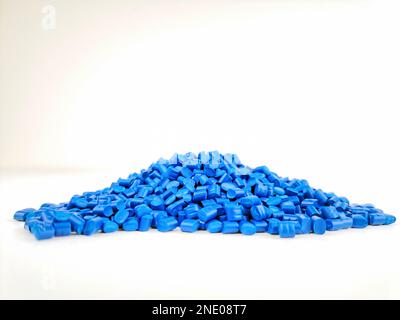 Kunststoff-Polymer-Granulat isoliert Blau, Vorderansicht mit weißem Hintergrund. Stockfoto