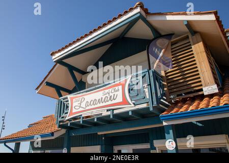 lacanau , Aquitaine France - 12 02 2023 : lacanau Surf Club Stadt Logo und Zeichen Text auf Bürogebäude der französischen Stadt des Surfens in frankreich Stockfoto