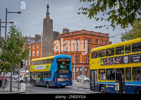 Busse und Parnell Denkmal, in der O'Connell Street, Dublin, Irland Stockfoto