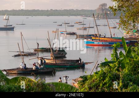 Ein Foto von der Bucht in Mocimboa da Praia, die Fischer am frühen Morgen bereiten sich auf ihre Tagesaktivitäten vor - Juli 2012 Stockfoto