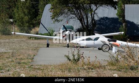 Ein Flugzeug mit Propeller und ein Ultralibiano-Flugzeug auf dem Flugplatz von bariloche Stockfoto