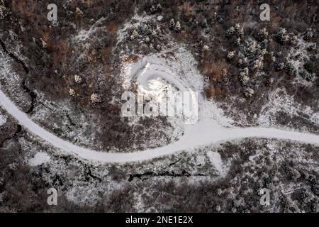 Schneebedeckte Bonny Glen Woods von Portnoo in der Grafschaft Donegal, Irland Stockfoto