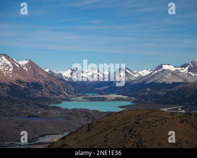 Blick auf den Lago Belgrano vom Cerro Leon im Nationalpark Perito Moreno mit den schlampigen bedeckten Anden im Hintergrund Stockfoto