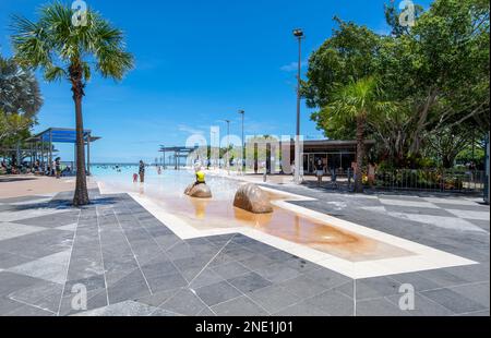 Blick auf die Cairns Esplanade Lagoon, eine beliebte Touristenattraktion in Cairns, Far North Queensland, FNQ, QLD, Australien Stockfoto