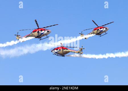 Bengaluru. 15. Februar 2023. Am dritten Tag des Aero India 2023 führt das Helikopterteam der Indian Air Force Sarang am Luftstützpunkt Yelahanka in Bengaluru, Indien, am 15. Februar 2023 Aerobatikmanöver durch. Die Veranstaltung begann hier am Montag. Kredit: Str/Xinhua/Alamy Live News Stockfoto