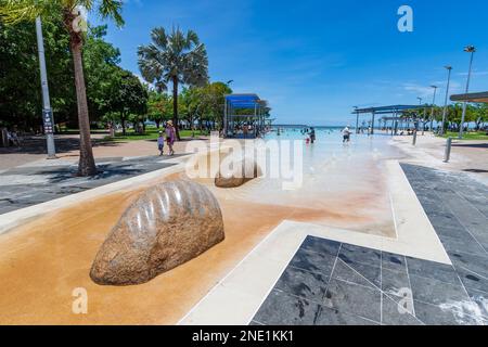 Blick auf die Cairns Esplanade Lagoon, eine beliebte Touristenattraktion in Cairns, Far North Queensland, FNQ, QLD, Australien Stockfoto