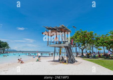 Rettungsschwimmer-Aussichtsturm an der Cairns Esplanade Lagoon, eine beliebte Touristenattraktion in Cairns, Far North Queensland, FNQ, QLD, Australien Stockfoto