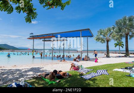 Schwimmen in der berühmten Cairns Esplanade Lagoon, einer beliebten Touristenattraktion in Cairns, Far North Queensland, FNQ, QLD, Australien Stockfoto