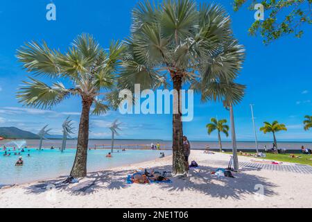 Blick auf die berühmte Cairns Esplanade Lagoon, eine beliebte Touristenattraktion in Cairns, Far North Queensland, FNQ, QLD, Australien Stockfoto