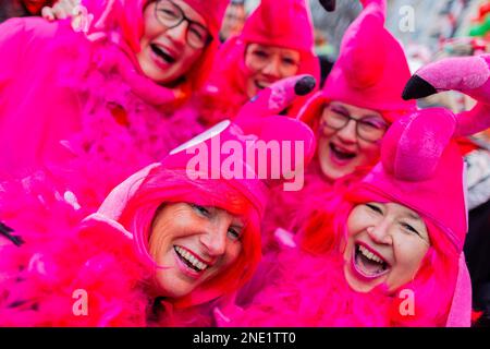 Köln, Deutschland. 16. Februar 2023. Karnevalisten feiern die Eröffnung des Straßenkarnevals auf dem Alten Markt an der Weiberfastnacht. Kredit: Rolf Vennenbernd/dpa/Alamy Live News Stockfoto