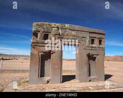 Tor in Tiwanaku, eine präkolumbianische archäologische Stätte im Westen Boliviens. Stockfoto