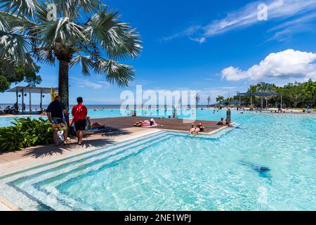 Blick auf die berühmte Cairns Esplanade Lagoon, eine beliebte Touristenattraktion in Cairns, Far North Queensland, FNQ, QLD, Australien Stockfoto