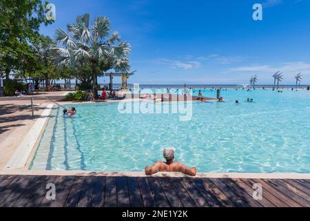 Blick auf die berühmte Cairns Esplanade Lagoon, eine beliebte Touristenattraktion in Cairns, Far North Queensland, FNQ, QLD, Australien Stockfoto