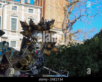 Venedig, Italien - 13. Februar 2023 Karnevalszeit im magischen Venedig Stockfoto