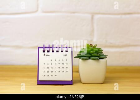 Desktop-Kalender für Mai 2023 auf dem Tisch Stockfoto