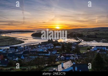 Timoleague, West Cork, Irland. 16. Februar 2023. Die Sonne geht heute Morgen über Timoleague, West Cork auf, während der Nebel über der Mündung von Timoleague verweilt. Bild: Andy Gibson. Kredit: AG News/Alamy Live News Stockfoto