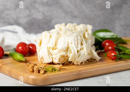 Streichkäse oder Cecil-Käse auf einem Servierbrett aus Holz. Milchprodukte Stockfoto