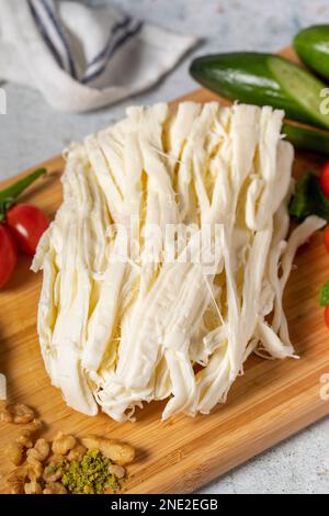 Streichkäse oder Cecil-Käse auf einem Servierbrett aus Holz. Milchprodukte Stockfoto