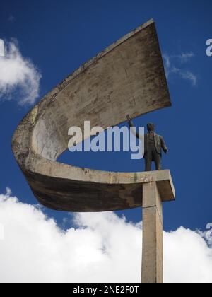 Statue von Juscelino Kubitschek im Memorial JK, entworfen von Oscar Niemeyer, Brasilia, Brasilien. Stockfoto