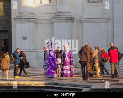 Venedig, Italien - 13. Februar 2023 Karnevalszeit im magischen Venedig Stockfoto