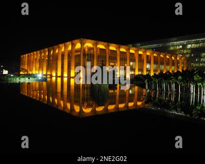 Der Itamaraty-Palast von Ocsar Niemeyer erleuchtete bei Nacht. Brasilia, Brasilien Stockfoto