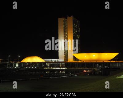 Nationalkongress, in Praca doe Tres Porderes, Brasilia beleuchtet bei Nacht Stockfoto