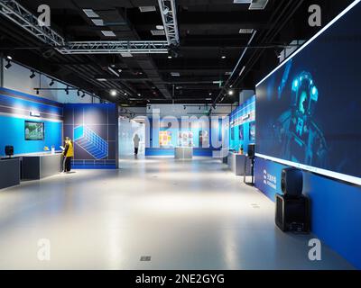 PEKING, CHINA - 16. FEBRUAR 2023 - Besucher besuchen die Metauniverse Technology Concept Exhibition im Zhongguancun Science Fiction Industry Innova Stockfoto