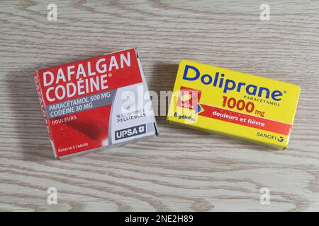 Primelin – Frankreich, 16. November 2020 : Dafalgan Codein und Doliprane Boxen, Schmerztabletten Stockfoto